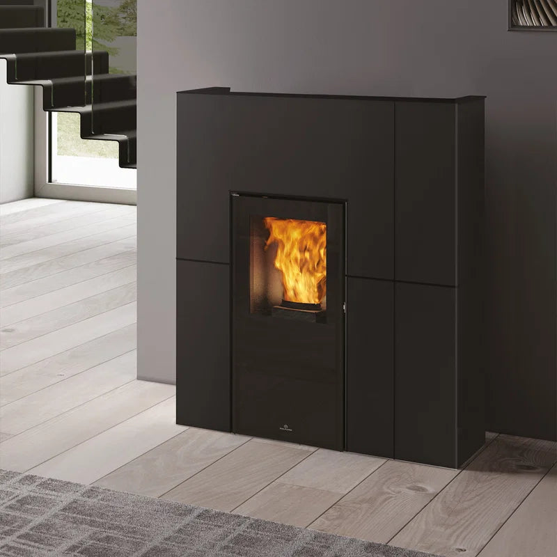 Estufa de pellets con caldera Edilkamin Blade H 15 Evo, de acero negro.