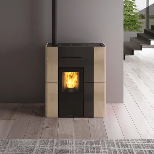 Estufa de pellets hidrónica Edilkamin Blade H 15 Evo, revestimiento de cerámica beige