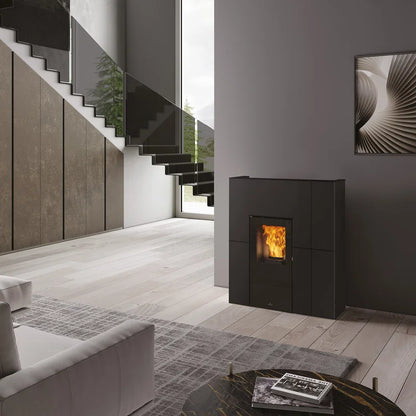 Estufa de pellets con caldera Edilkamin Blade H 15 Evo, de acero negro.